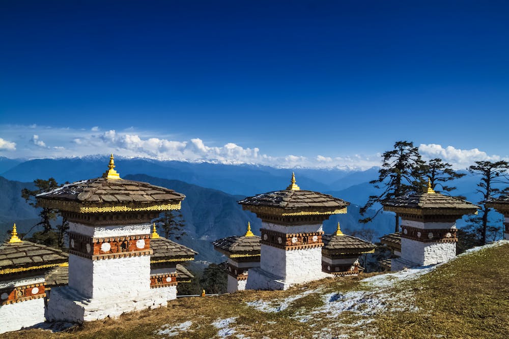 Himalaya im Bhutan - buddhistische Chörten auf dem Dochula-Pass in Thimphu &ndash; &copy; ©sunday_morning - stock.adobe.com