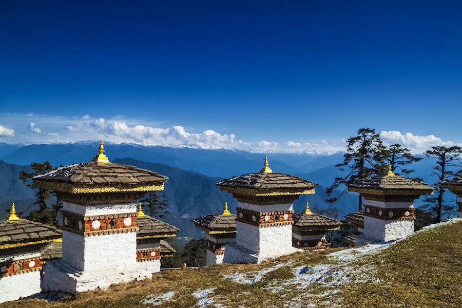 Himalaya im Bhutan - buddhistische Chörten auf dem Dochula-Pass in Thimphu – © ©sunday_morning - stock.adobe.com