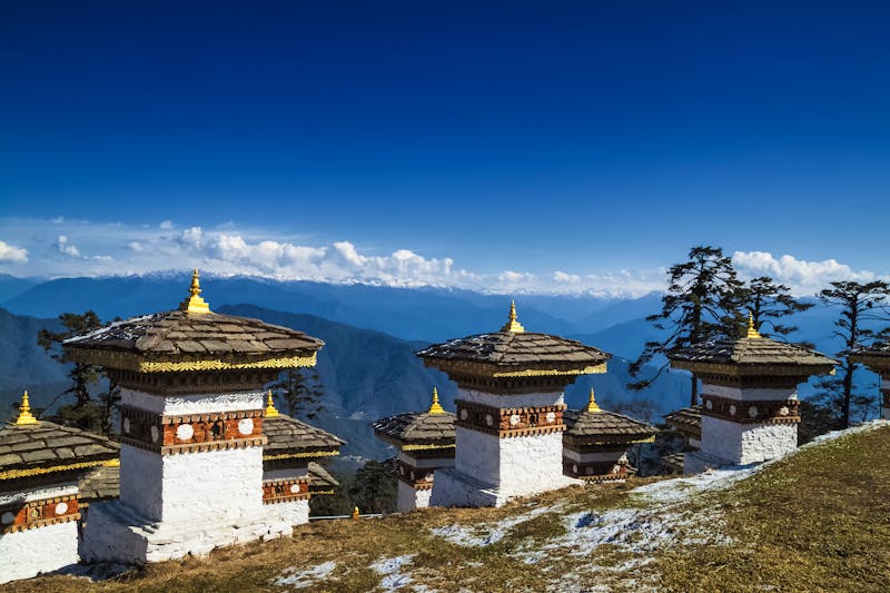 Himalaya im Bhutan - buddhistische Chörten auf dem Dochula-Pass in Thimphu - ©©sunday_morning - stock.adobe.com