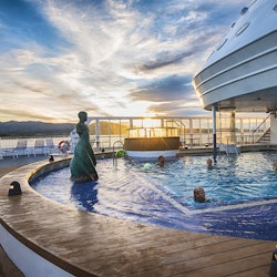 Pool auf der MS Finnmarken – © Hurtigruten - Agurtxane Concellon