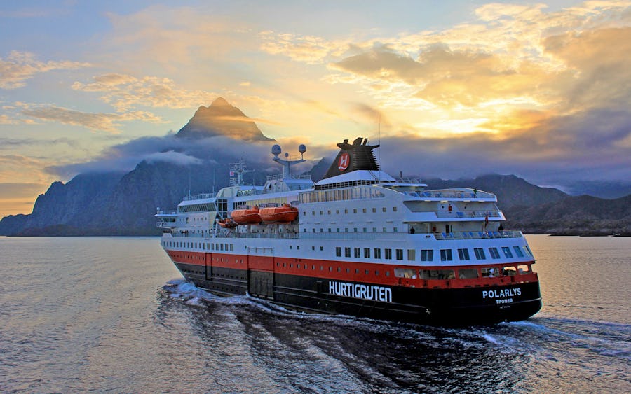 MS Polarlys bei Tromsö – © Kjell Arild Bersås - Hurtigruten Guest image