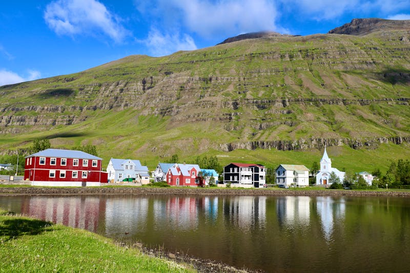 Ort Seydisfjördur in Ost-Island - &copy;©Hans-Martin Goede - stock.adobe.com