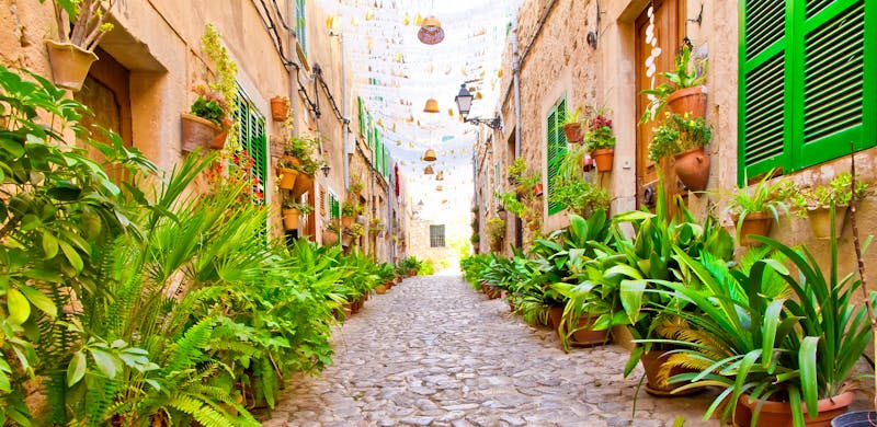 Valldemossa, grüne Gasse zu Maria Himmelfahrt in Mallorca - ©Jürgen Fälchle - stock.adobe.com