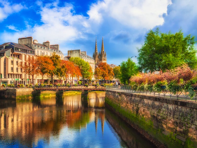 Blick auf den Fluss Odet und die Kathedrale Saint-Corentin in Quimper (Bretagne) - ©Fotoschlick - stock.adobe.com