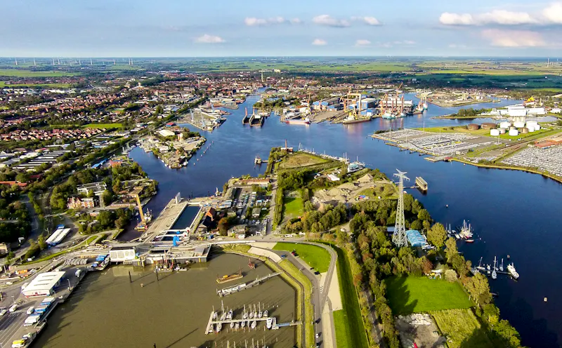 Emden vom Außenhafen in Richtung Stadt - &copy;©getti - stock.adobe.com