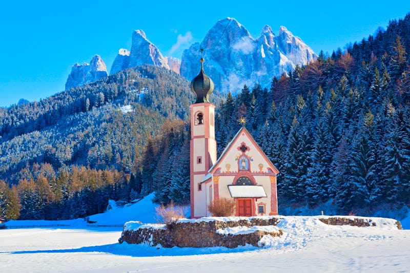 Südtirol – Kirche in den Dolomiten im Winter - ©©santosha57 - stock.adobe.com