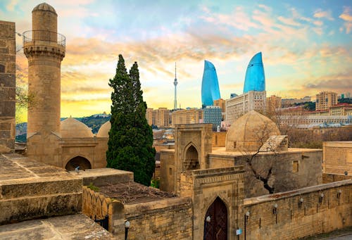 Historische und moderne Architektur in Baku &ndash; &copy; © Boris Stroujko - Adobe Sock
