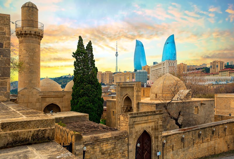 Historische und moderne Architektur in Baku - ©© Boris Stroujko - Adobe Sock
