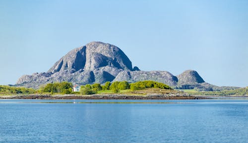 Torget Island mit dem Torghatten Berg &ndash; &copy; ©Uwe - stock.adobe.com