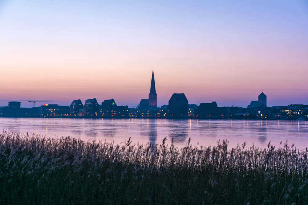 Rostock  – Skyline bei Sonnenaufgang an einem Wintermorgen &ndash; &copy; tl6781 - stock.adobe.com