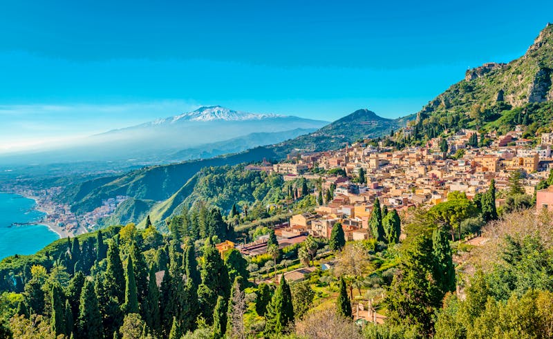 Blick auf Taormina und Giardini Naxos und den Ätna - ©©Apostolis Giontzis - stock.adobe.com