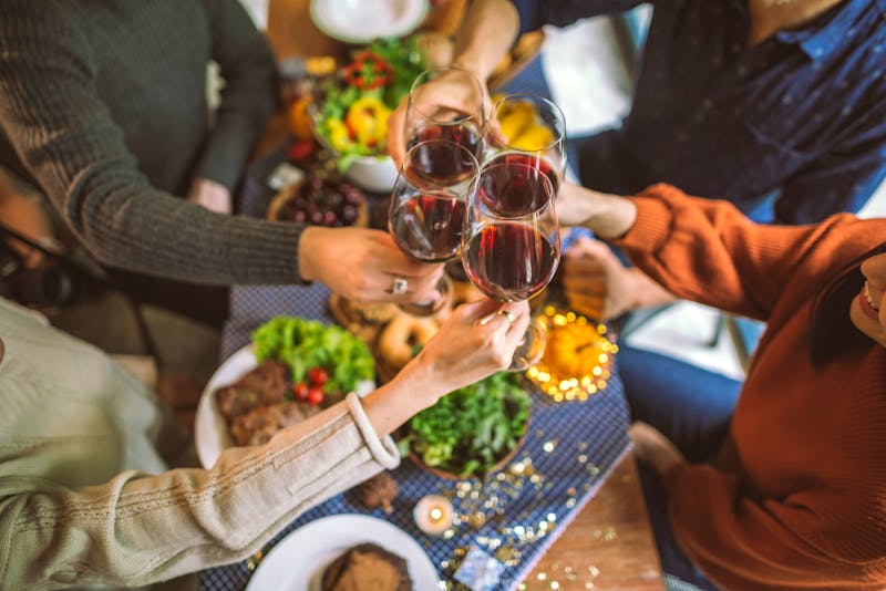 Wein und Essen - ©©saksit - stock.adobe.com