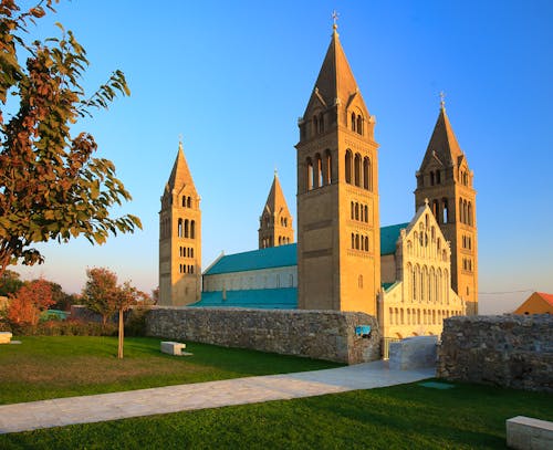 Kathedrale in Pecs, Süd-Ungarn &ndash; &copy; ©Zsolt Biczó - stock.adobe.com