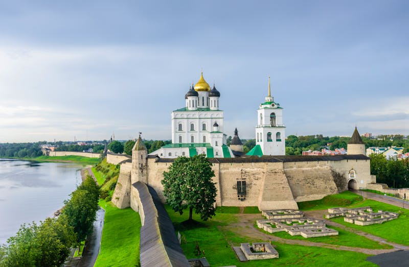 Russland – Dreifaltigkeitskirche im Pskower Kreml - ©r_andrei - stock.adobe.com