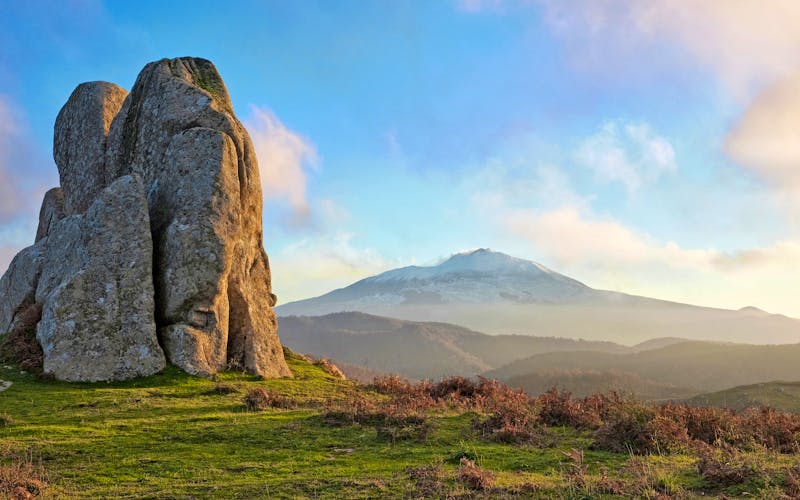 Megalith in der Argimusco Ebene und Vulkan Ätna - ©©ollirg - stock.adobe.com