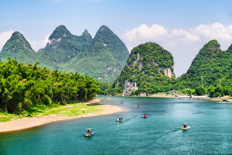 Li-Fluss bei Guilin - Panorama-Blick auf die Flusslandschaft und das Karstgebirge - ©efired - stock.adobe.com