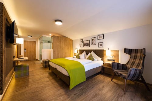 Sporthotel Brugger - Zimmerbeispiel Superiorzimmer mit Stubaital-Blick &ndash; &copy; Sporthotel Brugger