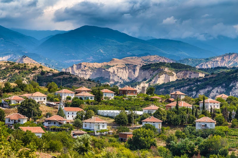 Blick auf das Ski-Resort Bansko im Sommer mit Pirin-Gebirge im Hintergrund&nbsp;&ndash;&nbsp;&copy;&nbsp;©Telly - stock.adobe.com