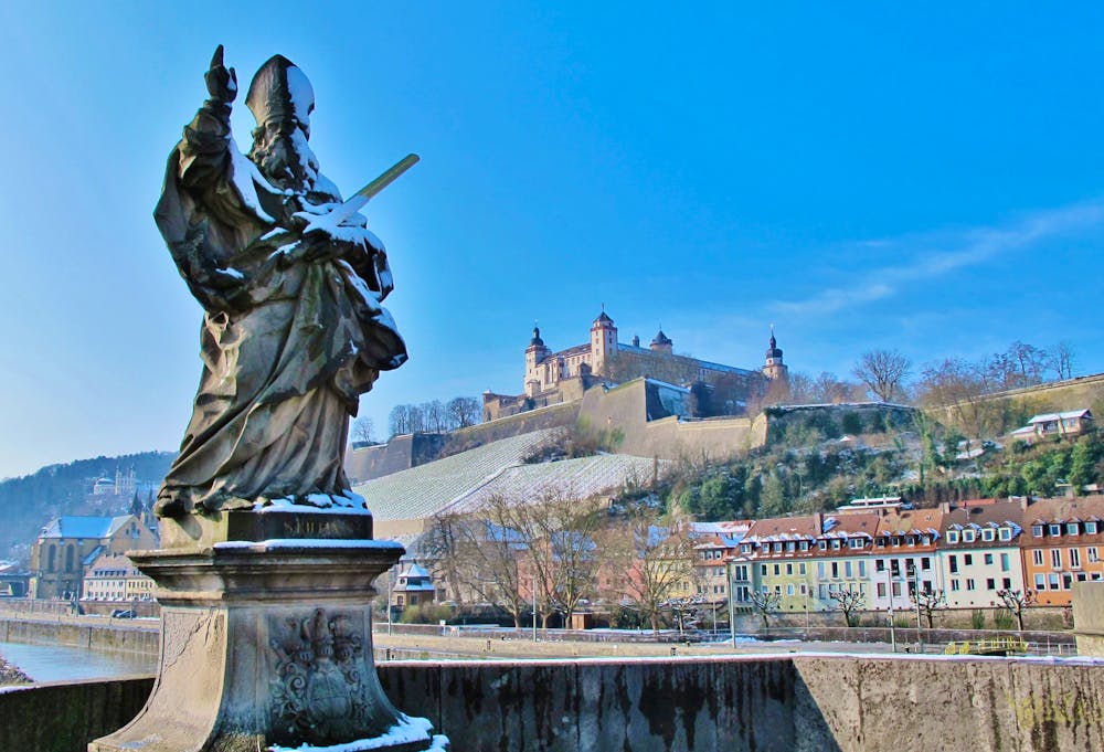 Würzburg – St. Kilian, Alte Mainbrücke im Winter  &ndash; &copy; Franz Gerhard - stock.adobe.com