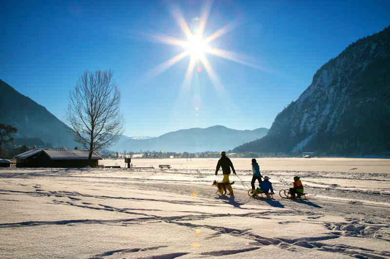 Winterspaziergang am Achensee - &copy;Achensee Tourismus