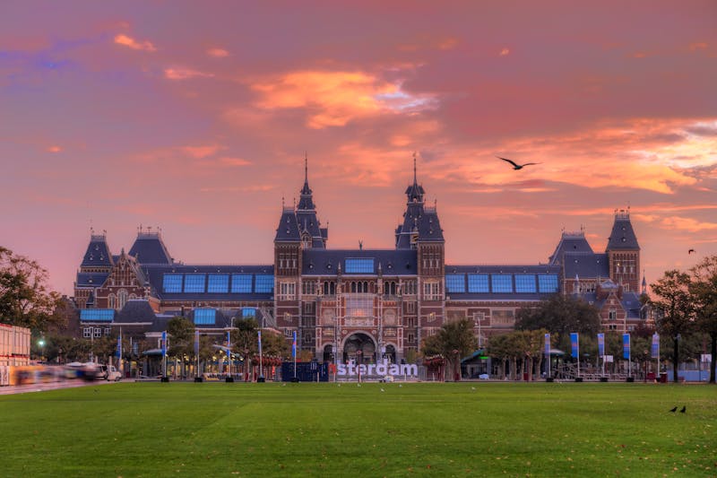 Amsterdam – Rijksmuseum bei Sonnenaufgang - ©dennisvdwater - stock.adobe.com