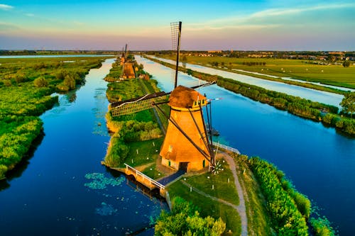 Kinderdijk – Traditionelle Windmühlen aus der Luft &ndash; &copy; verve - stock.adobe.com