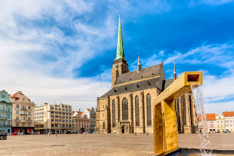 Pilsen – St. Bartholomew's Kathedrale am Marktplatz - &copy;Nikolay N. Antonov - stock.adobe.com