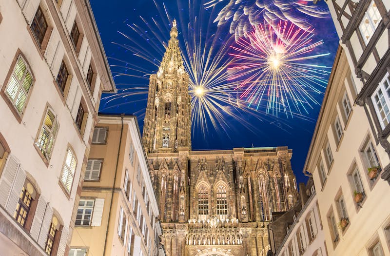 Strasbourg – Notre Dame de Strasbourg mit Feuerwerk - ©Savvapanf Photo © - stock.adobe.com