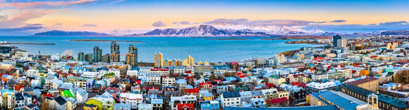 Reykjavik mit Bergen Panorama, Island - ©mandritoiu - stock.adobe.com