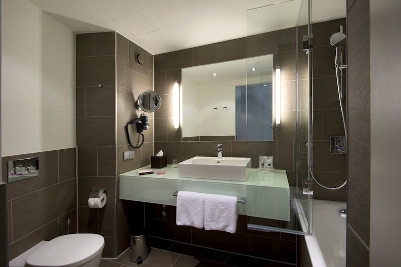 Atlantic Grand Hotel Bremen - Badezimmer beim Komfort-Zimmer &ndash; &copy;Atlantic Hotels