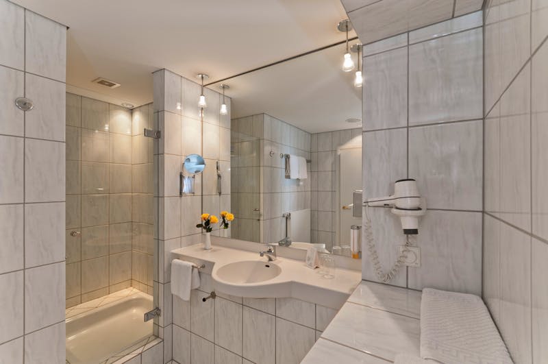 Zimmerbeispiel Bad in Standardzimmer – ©Hotel Meerane GmbH & Co. KG