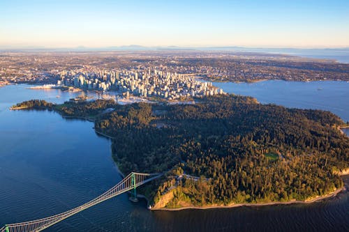 Vancouver mit vorgelagertem Stanley Park &ndash; &copy; © Edgar Bullon - Adobe Stock