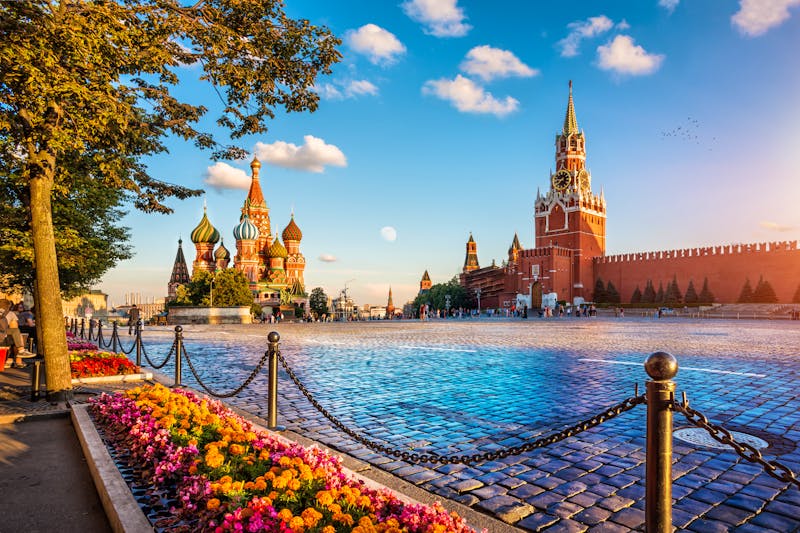 Spasskiturm und St. Basils Kathedrale vom Roten Platz aus - ©yulenochekk - stock.adobe.com