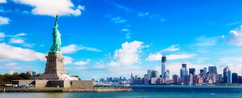 Freiheitsstatue mit Panorama, New York  &ndash; &copy; jorisvo - stock.adobe.com