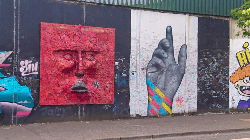 Das rote Gesicht an der Friedensmauer in Belfast - ©Stefan Jahnke - Eberhardt TRAVEL