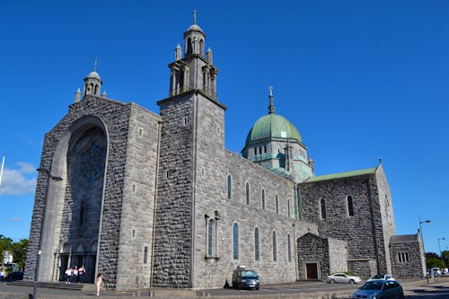 Pause an der Kathedrale von Galway &ndash; &copy; Andreas Wolfsteller