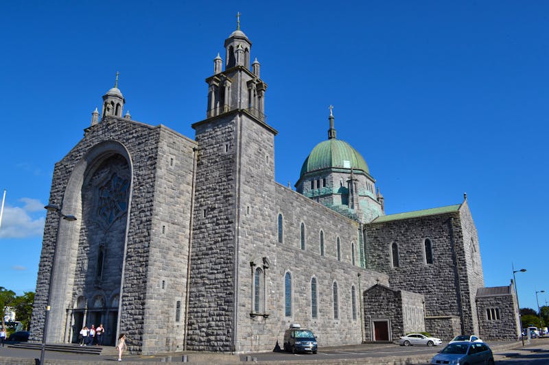 Pause an der Kathedrale von Galway - ©Andreas Wolfsteller