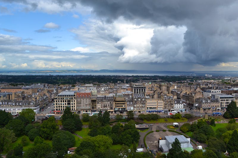 Stadtrundfahrt in Edinburgh - Blick vom Castle zur Princes Street - ©Andreas Wolfsteller