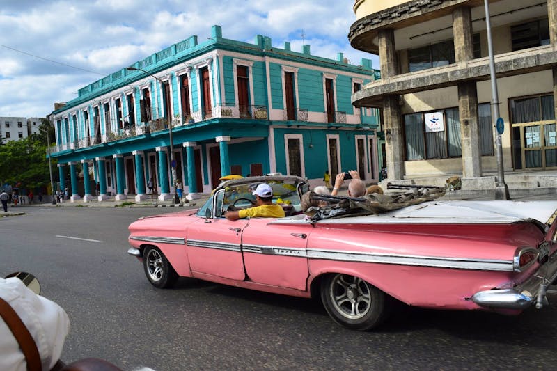 Oldtimer fahren Touristen durch Havanna - ©Elke Knappe