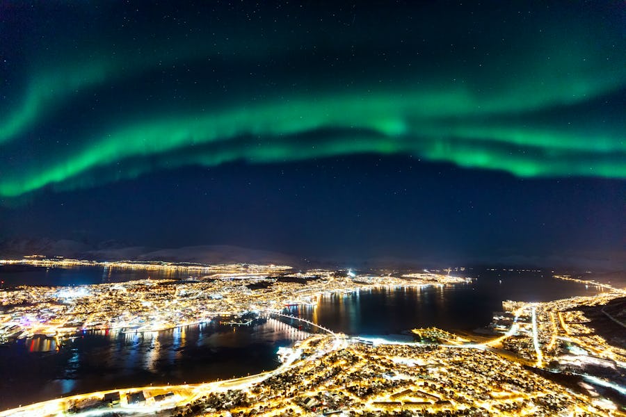 Tromsö mit Nordlichtern – © BlueOrange Studio - stock.adobe.com