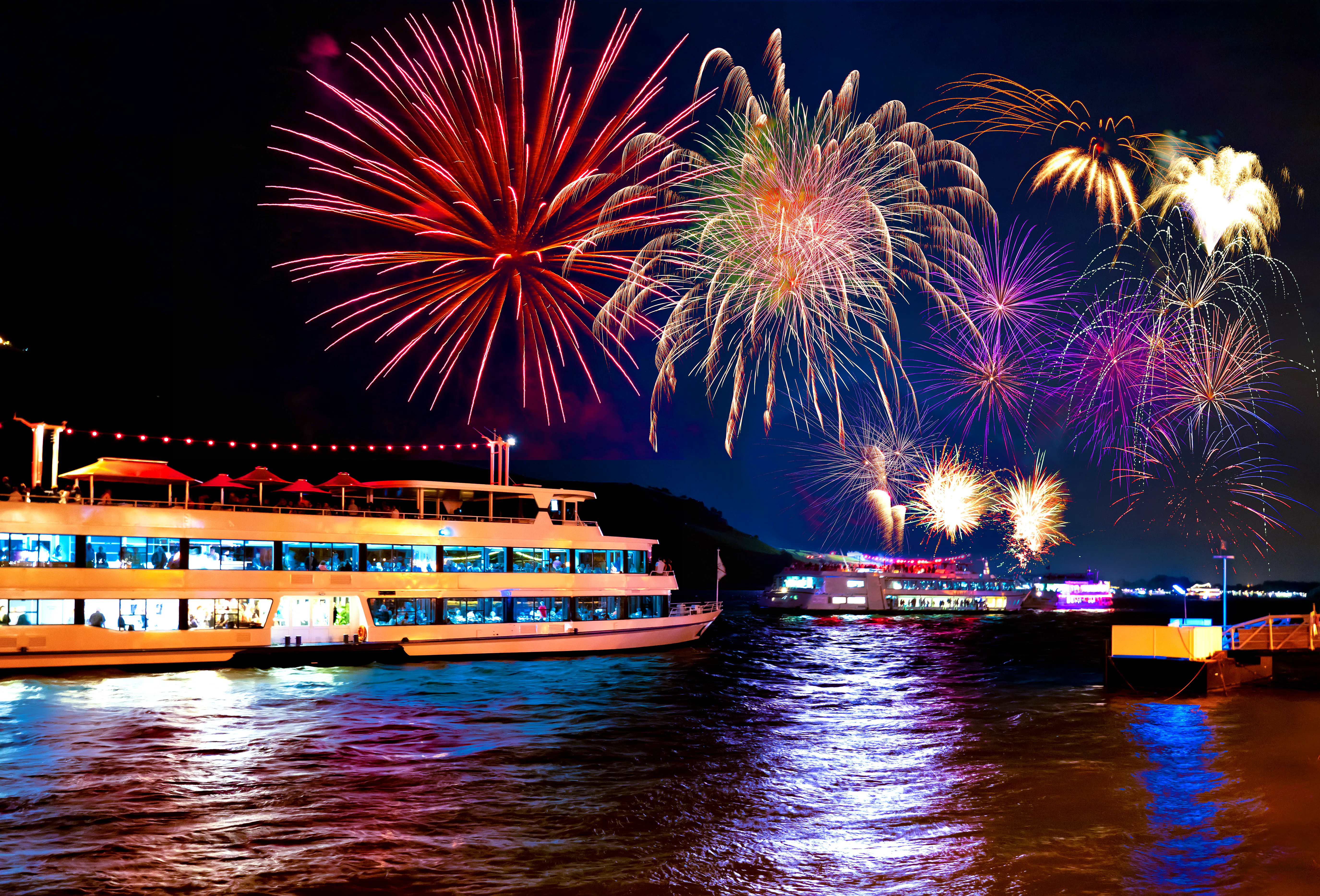 Feuerwerk bei Rhein in Flammen &ndash; &copy; EKH-Pictures - stock.adobe.com