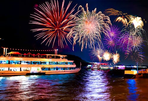 Feuerwerk bei Rhein in Flammen &ndash; &copy; EKH-Pictures - stock.adobe.com