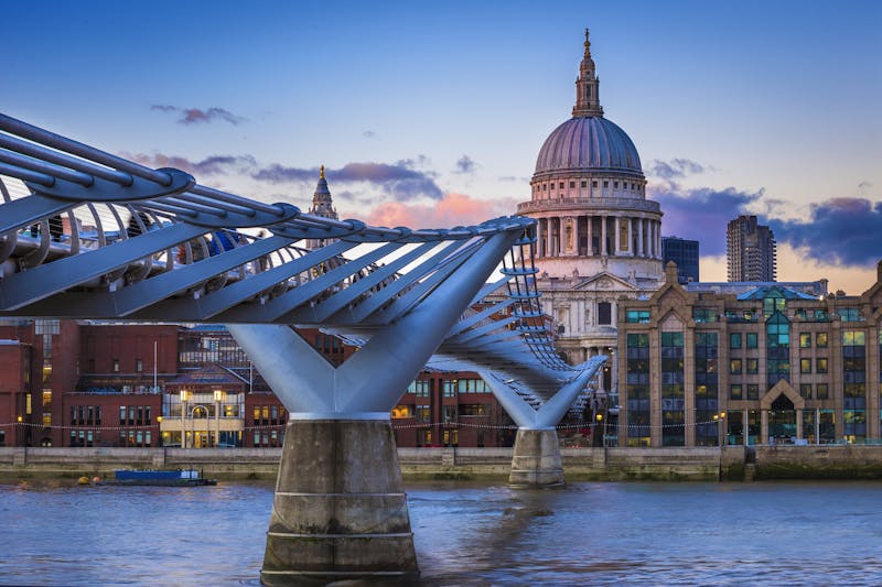St.Paul's Cathedral und Millennium Bridge  - ©zgphotography – Adobe Stock