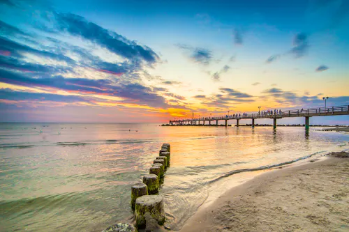 Ostsee-Strand, Seebrücke und Sonnenuntergang im Seebad Kühlungsborn &ndash; &copy; ©powell83 - stock.adobe.com
