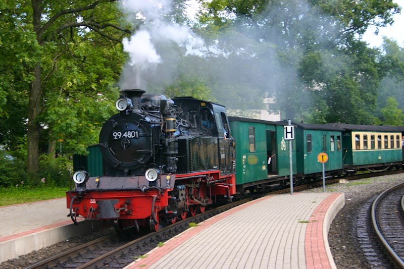 Rasender Roland - historische Kleinbahn mit Dampflok auf der Ostseeinsel Rügen – © ©karomatisch - stock.adobe.com