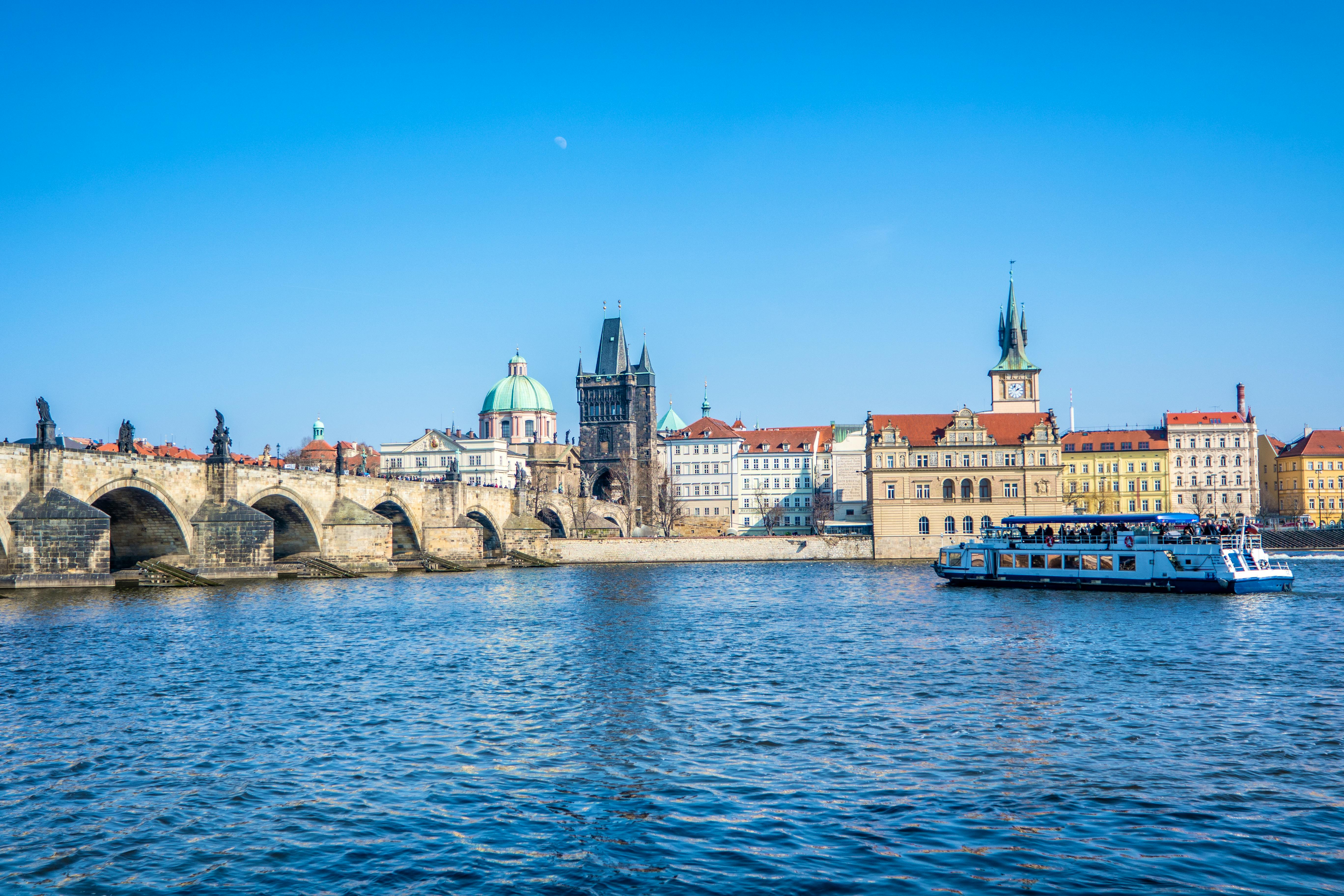 Karlsbrücke und Moldau in Prag&nbsp;&ndash;&nbsp;&copy;&nbsp;animaflora - stock.adobe.com
