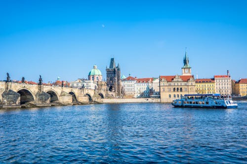 Karlsbrücke und Moldau in Prag &ndash; &copy; animaflora - stock.adobe.com