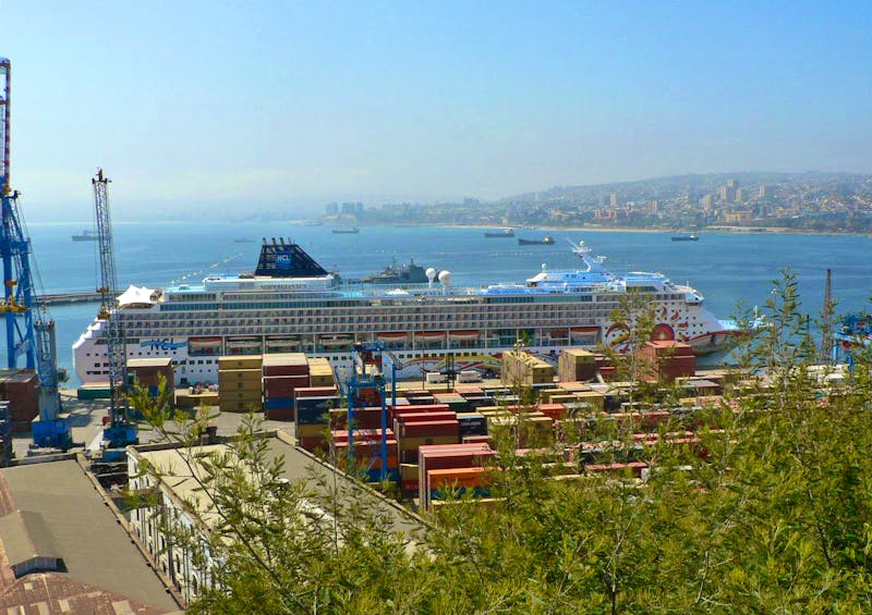 Kreuzfahrtschiff im Hafen von Valparaiso - ©Eberhardt TRAVEL