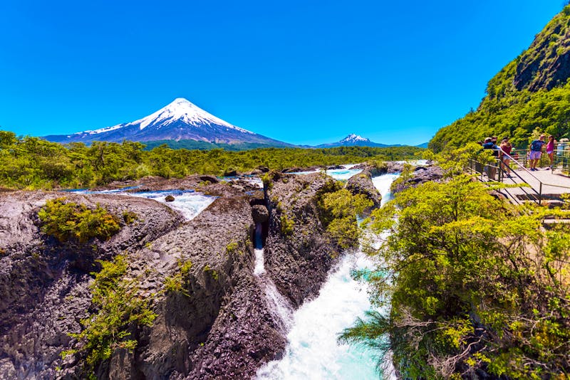Petrohue Wasserfälle und Vulkan Osorno - ©©ggfoto - stock.adobe.com
