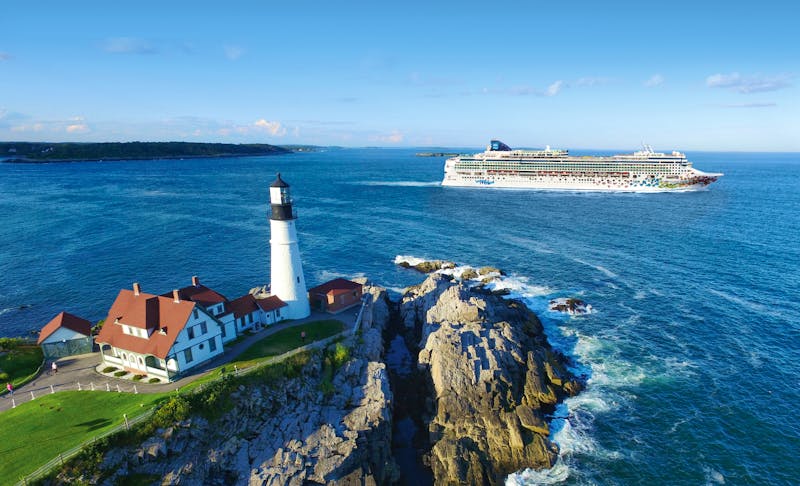 Kreuzfahrtschiff Norwegian Gem vor der Küste von Maine - ©KatieDobies - Norwegian Cruise Line
